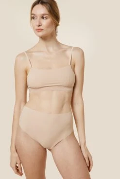 Brassière Sans Couture - Beige -Optimal Lingerie Magasin Femme blonde cheveux attaches brassiere culotte taille haute sans couture beige