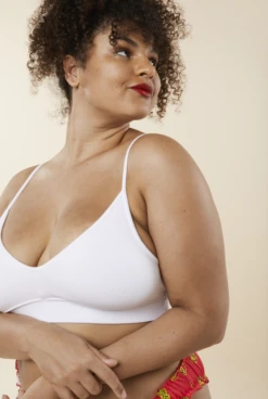 Brassière Coton BIO - Blanc -Optimal Lingerie Magasin Femme brune cheveux attaches brassiere blanche culotte rouge