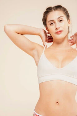 Brassière Coton BIO - Light Pink -Optimal Lingerie Magasin Femme brune cheveux attaches brassiere rose clair