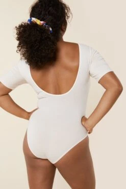 Body Manches Courtes Coton BIO - Paillettes Light Pink -Optimal Lingerie Magasin Femme brune de dos cheveux attaches body rose clair manchescourtes