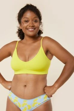 Brassière Coton BIO - Tonic Yellow -Optimal Lingerie Magasin Femme brune de face brassiere jaune culotte citrons bleu jaune