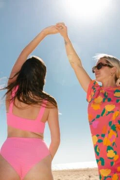 Culotte Taille Haute Maillot - Rose -Optimal Lingerie Magasin deux femmes de dos se tiennent main maillot rose robe t shirt fleurs 7ca61bdd 3c53 4365 9727 a714dfa3dfac