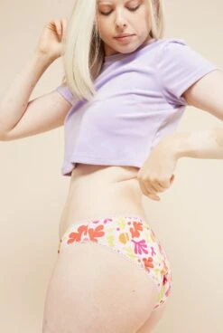 Culotte Coton BIO - Pink Leaves -Optimal Lingerie Magasin femme blonde de cote t shirt violet culotte motifs feuilles roses