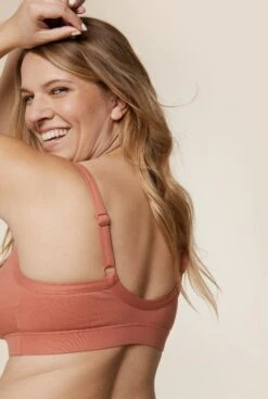 3 Brassières Grande Taille - Énergie -Optimal Lingerie Magasin femme blonde de dos brassiere terracotta coton bio
