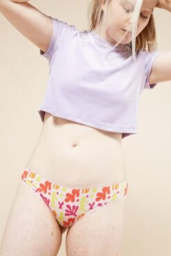 Culotte Coton BIO - Pink Leaves -Optimal Lingerie Magasin femme blonde de face t shirt violet culotte motifs feuilles roses