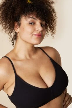 3 Brassières - Les Indispensables -Optimal Lingerie Magasin femme brune cheveux attaches brassiere coton bio noire