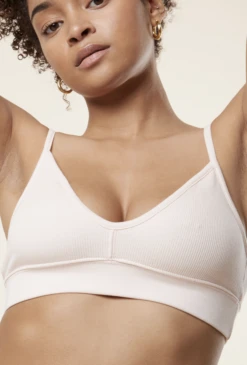 3 Brassières - Nature -Optimal Lingerie Magasin femme brune cheveux attaches brassiere rose clair