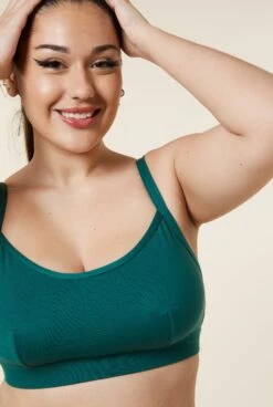 3 Brassières Grande Taille - Les Essentielles -Optimal Lingerie Magasin femme brune cheveux attaches brassiere verte grande taille