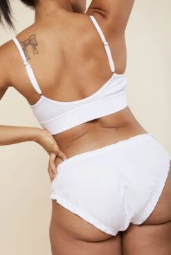 Brassière Coton BIO - Blanc -Optimal Lingerie Magasin femme brune de dos bras leve brassiere culotte coton bio blanc
