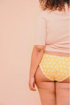 Bloomer Coton BIO - Palm Summer -Optimal Lingerie Magasin femme brune de dos t shirt beige culotte jaune motifs