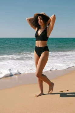Ensemble Maillot Noir - Triangle / Taille Haute -Optimal Lingerie Magasin femme brune de face plage mer maillot bain noir cc130494 e5fc 40f8 8b35 dea13ec24036
