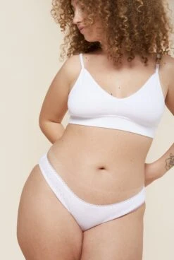 Brassière Coton BIO - Blanc -Optimal Lingerie Magasin femme cheveux boucles brassiere coton bio blanc culotte coton bio blanc