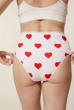 Culotte Taille Haute Coton BIO - Big Love Light Pink 13 Culotte Taille Haute Coton BIO - Big Love Light Pink -Optimal Lingerie Magasin femme cheveux gris de dos culotte taille haute coeurs rouges fond rose