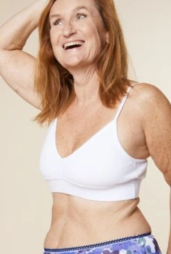 Brassière Coton BIO - Blanc -Optimal Lingerie Magasin femme rousse de face sourire brassiere coton bio blanc